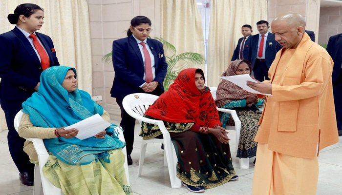 जनता दर्शन में सीएम योगी ने कहा- हर जरूरतमंद की सेवा ही सरकार का लक्ष्य