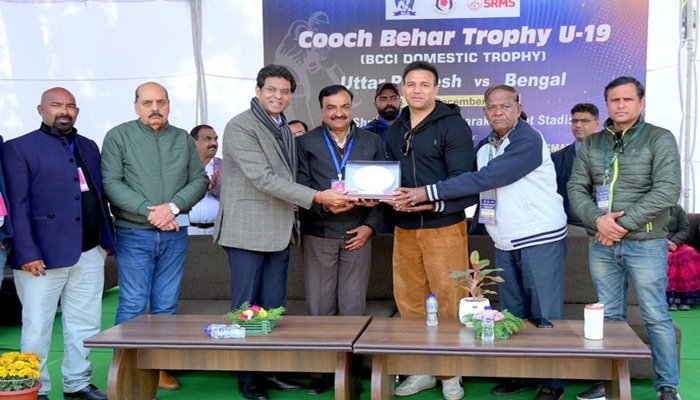 यूपी टीम की बंगाल पर 45 रन की बढ़त, अधिकारियों ने बढ़ाया खिलाड़ियों का जोश