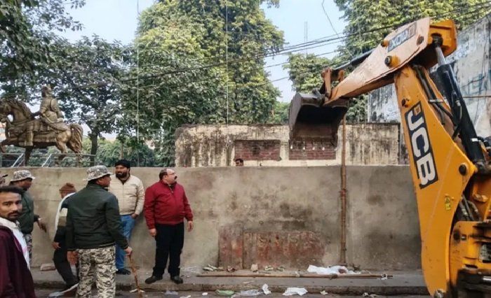 बरेली में जिला अस्पताल रोड पर चला बुलडोजर, नावेल्टी चौराहे से अस्पताल तक हटा अतिक्रमण