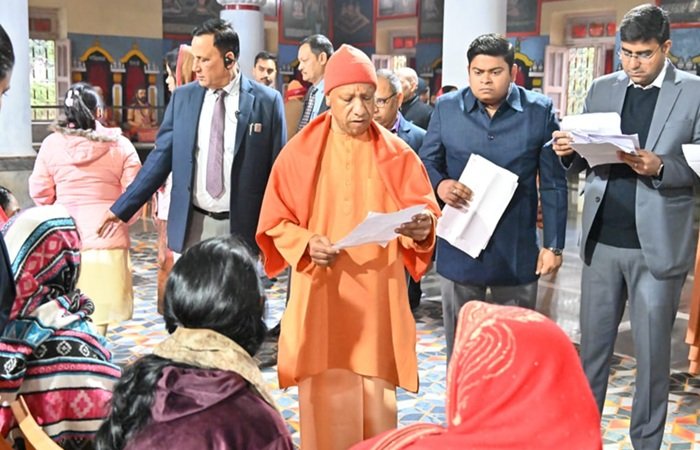 विदेश भेजने के नाम पर धोखाधड़ी करने वालों पर हो सख्त कार्रवाई: सीएम योगी