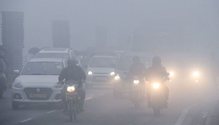 यूपी में पारा 4.5°C, दिल्ली में 500 फ्लाइट लेट; कोहरे में गाड़ी चलाते समय इन बातों का रखें ध्यान