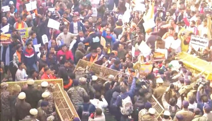 बांग्लादेशी हिंदू युवक की मौत पर विरोध, दिल्ली में VHP का बांग्लादेश हाई कमीशन के बाहर प्रदर्शन