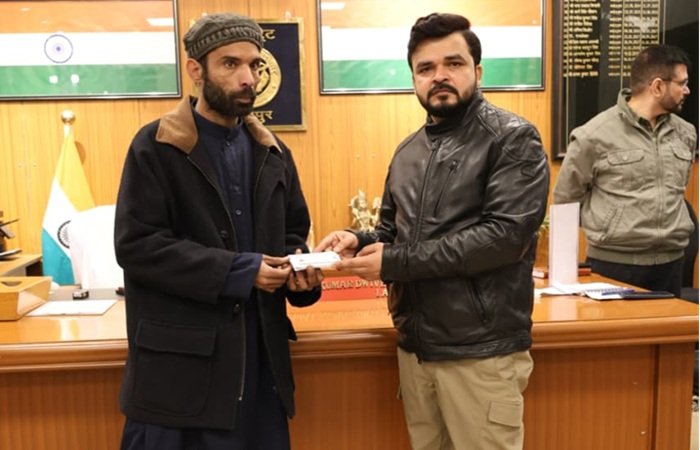 जनता दर्शन में स्वास्थ्य सहायता के लिए आए फरियादी को रामपुर डीएम ने सौंपा आयुष्मान कार्ड