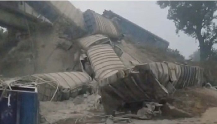 बिहार-झारखंड सीमा पर मालगाड़ी के 8 डिब्बे हुए बेपटरी, तीन नदी में गिरे
