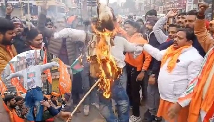 बांग्लादेश में हिंदुओं पर हिंसा पर वाराणसी में विरोध, सड़क पर फूंका पुतला
