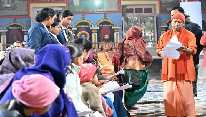 गोरखनाथ मंदिर में सीएम योगी का जनता दर्शन, सुनीं 150 लोगों की समस्याएं