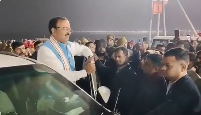 प्रयागराज डीएम से डिप्‍टी सीएम मौर्य बोले- जाम देखो, सतुआ बाबा की रोटी के चक्‍कर में मत पड़ो