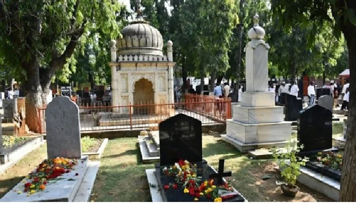 संभल में कब्रिस्तान की पैमाइश, जामा मस्जिद के बगल ढाई बीघा में अवैध कब्जा