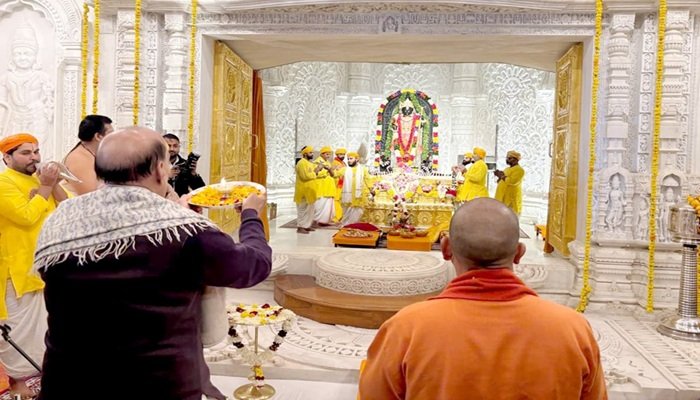 रक्षा मंत्री और सीएम योगी ने किए हनुमानगढ़ी और रामलला के दर्शन-पूजन