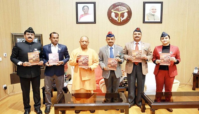 सशस्त्र सेना झण्डा दिवस पर सीएम योगी ने किया फ्लैग पिन और स्मारिका का विमोचन