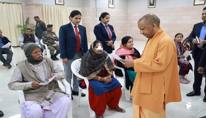 सीएम योगी ने जनता दर्शन में सुनीं समस्याएं, अधिकारियों को दिए निस्तारण के निर्देश