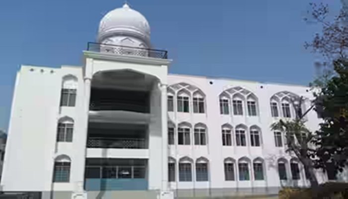 Lucknow: नदवा कॉलेज के प्रिंसिपल समेत चार के खिलाफ FIR, हॉस्टल में फिलीपींस नागरिक को ठहराने का आरोप