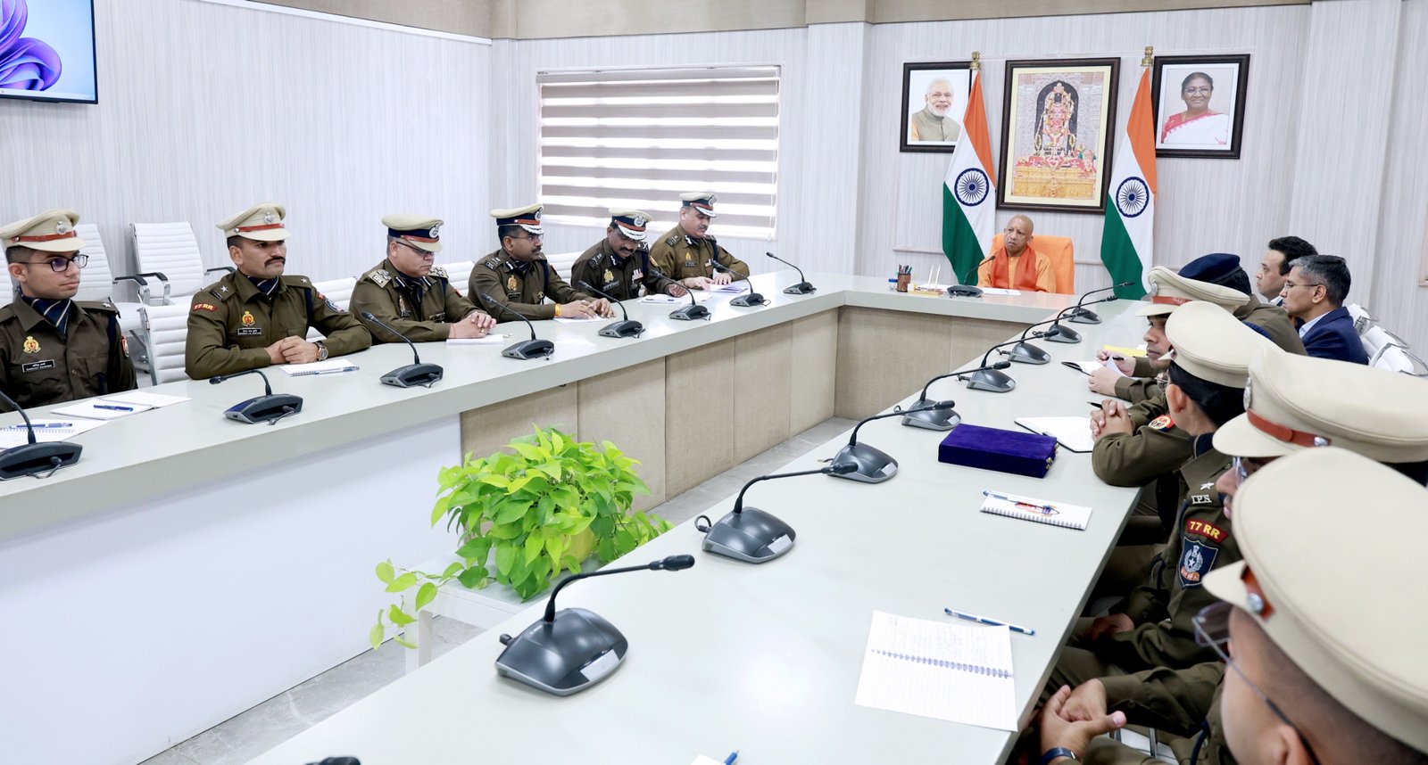 IPS 2023 और 2024 बैच के प्रशिक्षु अधिकारियों ने की CM Yogi से भेंट, पाया मार्गदर्शन