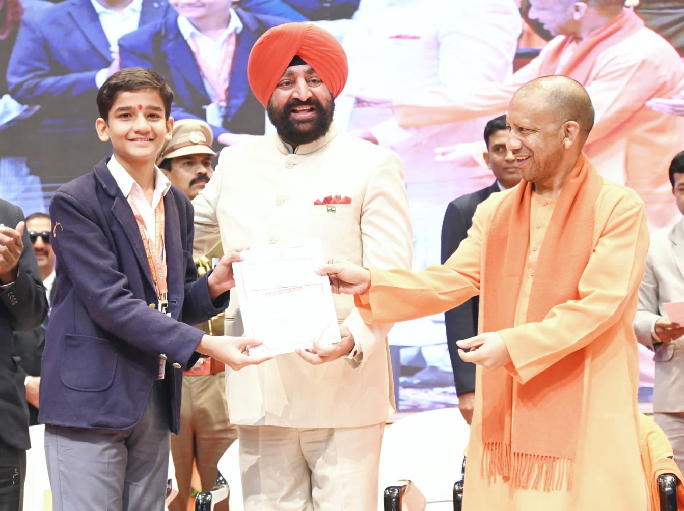 नशे से बचकर ही खुद को और देश के भविष्य को बचा पाएंगे युवा