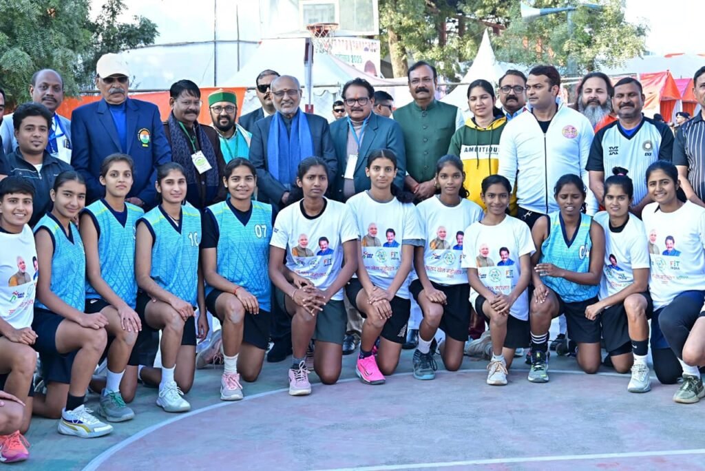 UP News: सांसद खेल महोत्सव में उपराष्ट्रपति बोले- खेल को बनाएं जीवनशैली, अनुशासन को शक्ति