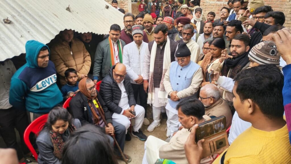 सीतापुर पहुंचे अजय राय, मृतक बीएलओ के परिवार से की मुलाकात पीड़ित परिजनों को आर्थिक सहायता और सरकारी नौकरी दिलाने की मांग सीतापुर: यूपी कांग्रेस अध्यक्ष अजय राय सीतापुर पहुंचे जहां उन्होंने एसआईआर के दबाव के चलते आत्महत्या करने वाले उमेश गौतम के आवास पर शोकाकुल परिजनों से मुलाकात की और अपनी संवेदना व्यक्त की। मुलाकात के दौरान कांग्रेस प्रदेश अध्यक्ष अजय राय ने सीतापुर जिलाधिकारी से फोन पर बात कर पीड़ित परिजनों को एक करोड़ रूपये की त्वरित आर्थिक सहायता तथा परिवार में एक सदस्य को सरकारी नौकरी दिलाने की मांग की है। अजय राय ने कहा कि मृतक बीएलओ उमेश गौतम की मृत्यु अत्यंत दुखद एवं चिंताजनक है। उन्होंने कहा, एसआईआर के नाम पर जिस प्रकार से सरकारी कर्मचारियों-बीएलओ पर चुनाव आयोग और प्रशासन की ओर से अनावश्यक कार्य का दबाव, मानसिक उत्पीड़न और लक्ष्य थोपे जा रहे हैं, वही इस घटना का मुख्य कारण प्रतीत होता है। प्रदेश अध्यक्ष ने कहा कि कांग्रेस पार्टी इस घटना की उच्चस्तरीय, निष्पक्ष जांच की मांग करती है ताकि यह स्पष्ट हो सके कि किन परिस्थितियों और किन लोगों की जिम्मेदारी से उमेश गौतम को यह कदम उठाने पर मजबूर होना पड़ा। ताकि दोषियों के विरुद्ध सख्त कार्रवाई हो सके। उन्होंने कहा कि पार्टी शोक संतप्त परिवार के साथ खड़ी है और न्याय दिलाने के लिए हर स्तर पर संघर्ष करेगी।