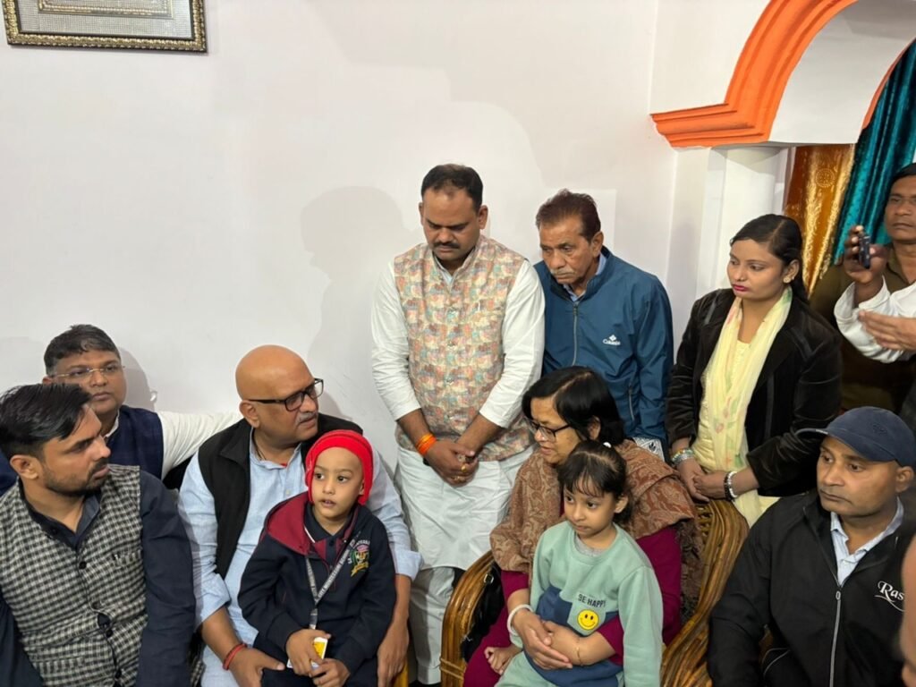 Bareilly: मृतक बीएलओ के परिवार से मिले अजय राय, सरकार से की मुआवजे की मांग