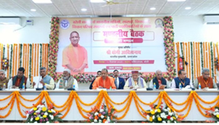 Bareilly: सीएम योगी ने की मंडलीय समीक्षा, झारखंड के राज्यपाल के बेटे की शादी में भी पहुंचे