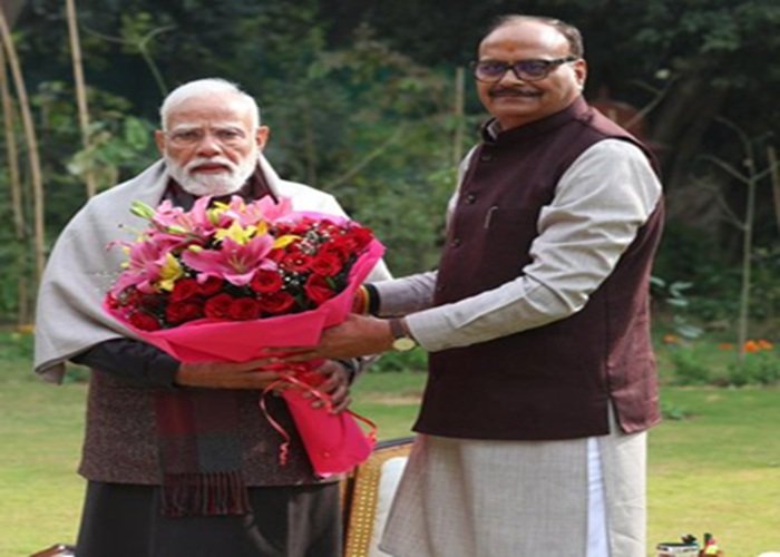 PM Modi and Brajesh Pathak: अचानक दिल्ली पहुंचे डिप्टी सीएम, PM मोदी से की मुलाकात