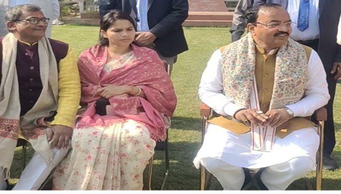 UP Politics: विधायक पूजा पाल ने छुए डिप्टी सीएम केशव के पैर, कह दी ये बड़ी बात