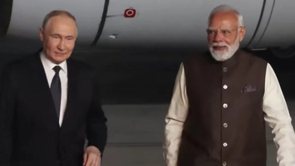 भारत पहुंचे Vladimir Putin, PM Modi ने किया रिसीव, देखिए वीडियो
