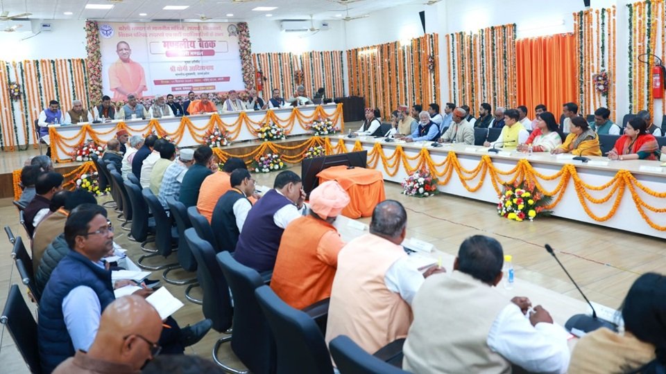 Bareilly में अफसरों से सीएम योगी ने कहा- अपनाएं जीरो टॉलरेंस की नीति, कोई घुसपैठी बच न पाए