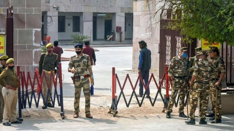 UP News: बाबरी विध्वंस के 33 साल, ये प्रमुख शहर छावनी में तब्दील, UP में सुरक्षा टाइट