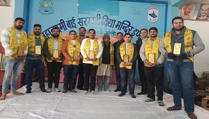 राष्ट्रीय युवा दिवस पर रानी लक्ष्‍मीबाई इंटर कॉलेज में पूर्व छात्रों का सम्मान