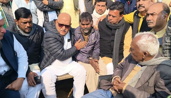 कानपुर गैंगरेप पीड़िता के पिता से मिले अजय राय, पूछा- सरकार क्या छिपाना चाह रही?