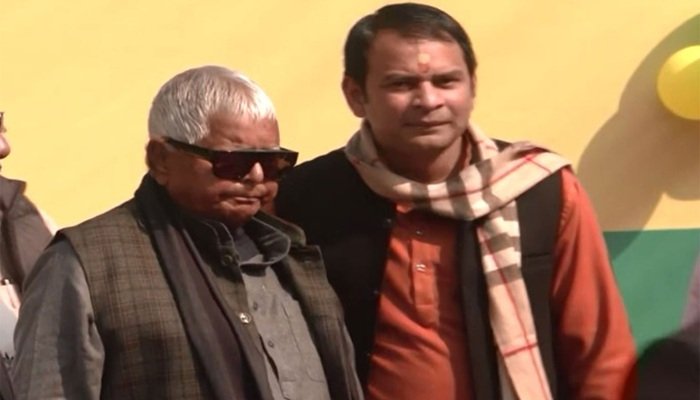 8 महीने बाद तेज प्रताप की लालू फैमिली में वापसी, दही-चूड़ा भोज में पहुंचे लालू यादव