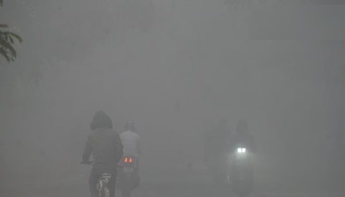 यूपी के 10 शहरों में छाए बादल, 35 जिलों में कोहरा; तीन दिन पड़ेगी भीषण ठंड