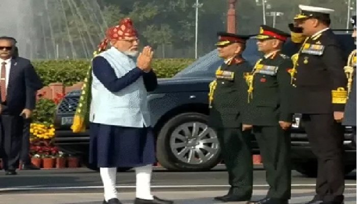 77वां गणतंत्र दिवस: PM मोदी ने वॉर मेमोरियल पर दी श्रद्धांजलि, परेड में 'सिंदूर' फॉर्मेशन में फ्लाईपास्ट  