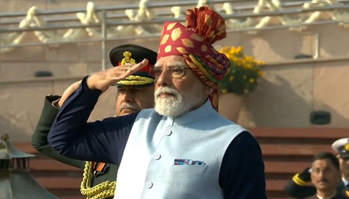77वां गणतंत्र दिवस: पीएम मोदी ने पहनी मल्टी कलर की बंधेज पगड़ी, साल-दर-साल ऐसे किए बदलाव
