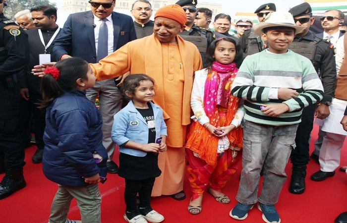 77वां गणतंत्र दिवस: लखनऊ में सुरक्षा बलों की कदमताल और बच्चों के जोश ने बढ़ाया समारोह का गौरव