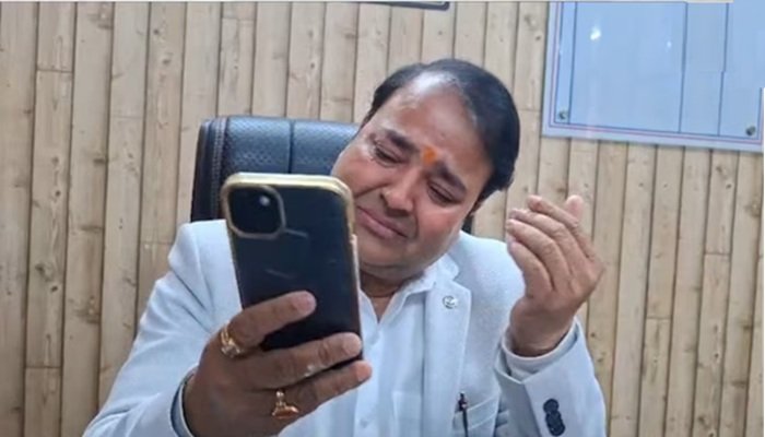 अब योगी-मोदी के समर्थन में अयोध्या GST डिप्टी कमिश्नर का इस्तीफा, फूट-फूटकर रोए