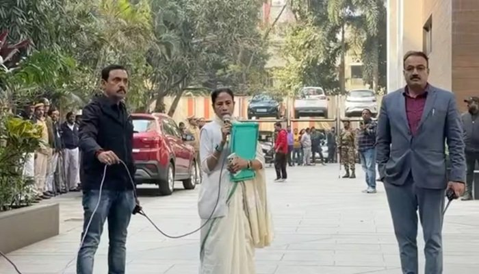 टीएमसी आईटी सेल इंचार्ज के घर-ऑफिस पर ED के छापे, ममता बोलीं- गृहमंत्री मेरी पार्टी के दस्तावेज उठवा रहे