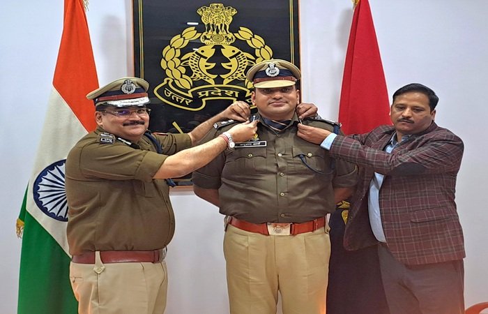 बरेली एसएसपी अनुराग आर्य बने सिलेक्शन ग्रेड अधिकारी, ADG-DIG ने कंधे पर लगाए स्टार