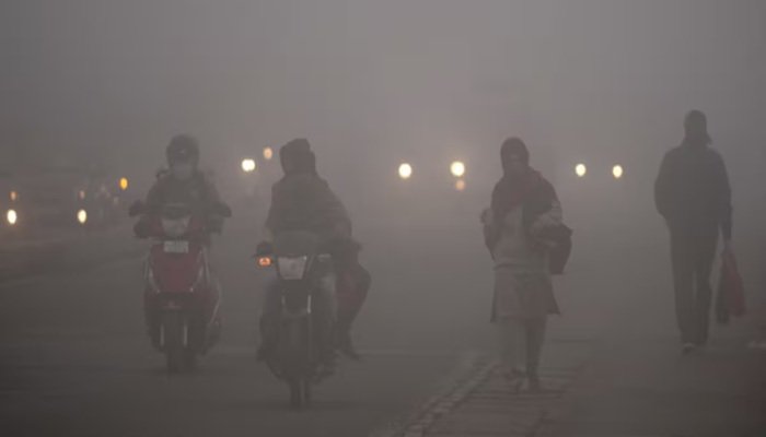 यूपी के 16 जिलों में बारिश का अलर्ट, 30 शहरों में कोहरा;  बफीर्ली हवा से कांपे लोग