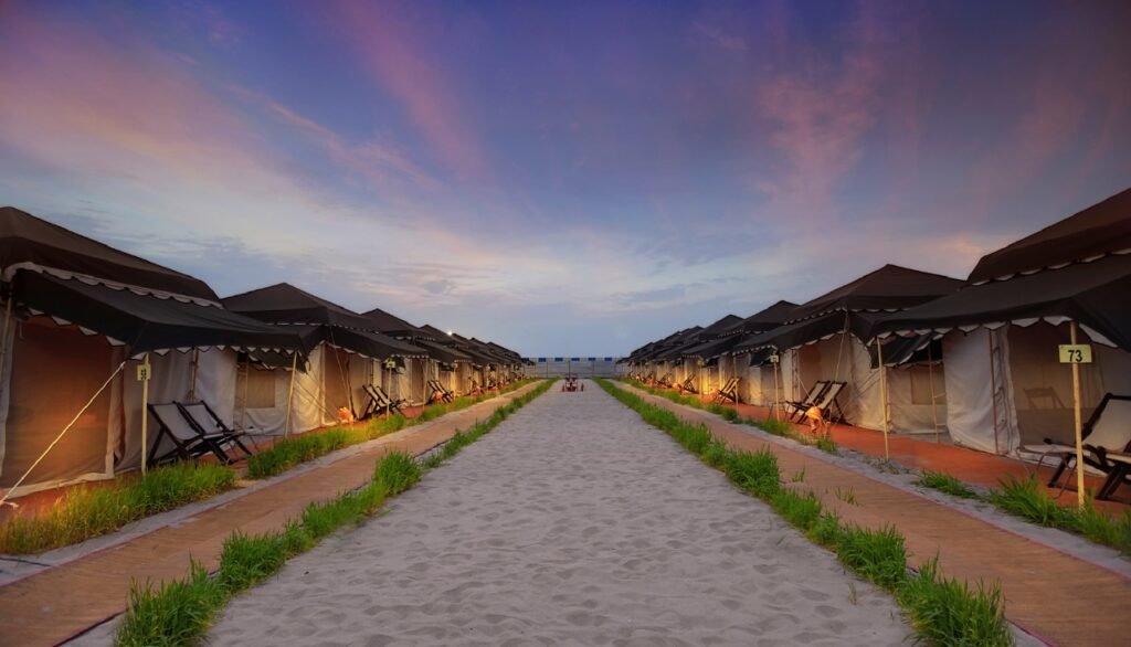 Prayagraj: संगम तट पर बसाई गई आधुनिक टेंट कॉलोनी, श्रद्धालुओं को मिलेगा नया अनुभव