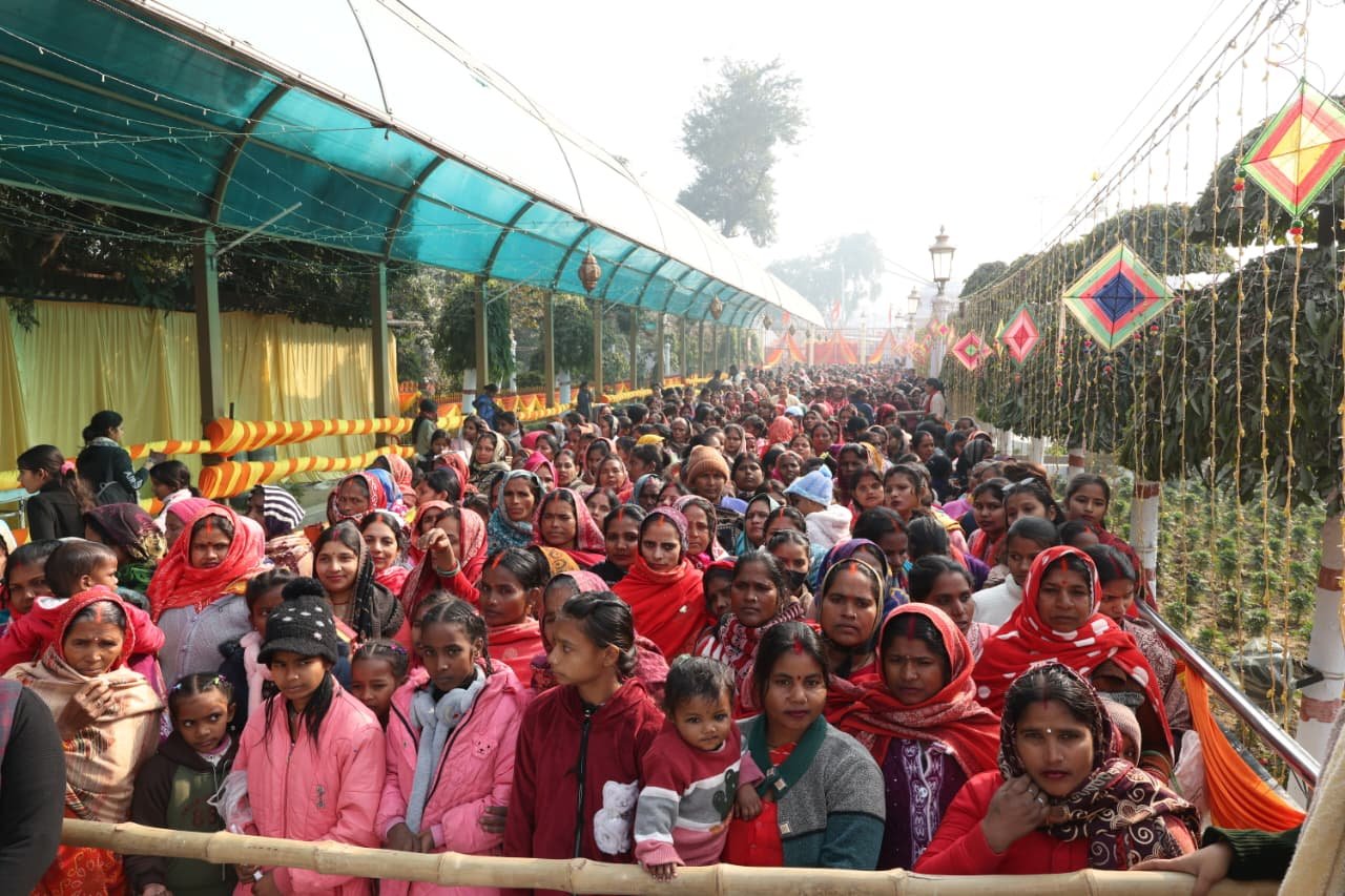 Gorakhpur News: गोरखनाथ मंदिर में आस्था का जनसैलाब