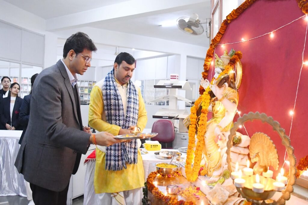 UP News: एसआरएमएस के शैक्षिक संस्थानों में मनाया गया वसंत पंचमी पर्व