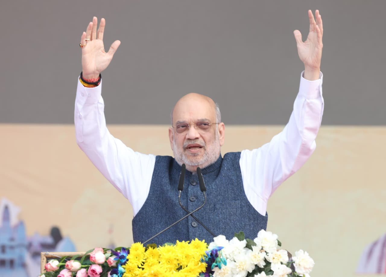 Lucknow में बोले अमित शाह- वंशवादी पार्टियों को रिजेक्ट करें, फिर से कमल खिलाएं