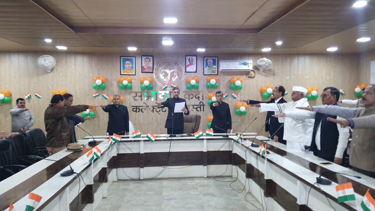 Republic Day 2026: अधिकारियों-कर्मचारियों को दिलाई संविधान व नशामुक्ति की शपथ