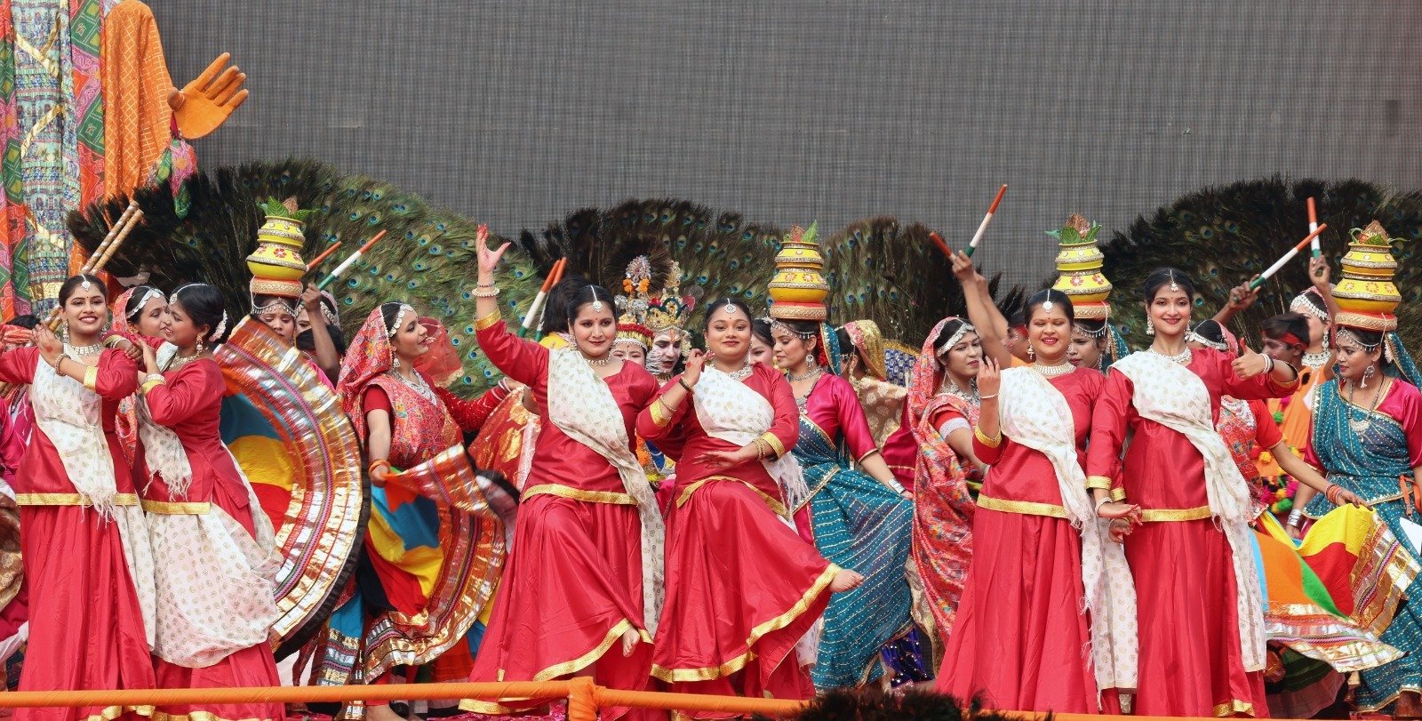 UP Diwas 2026: समापन समारोह में लोक कलाकारों ने बिखेरी माटी की खुशबू