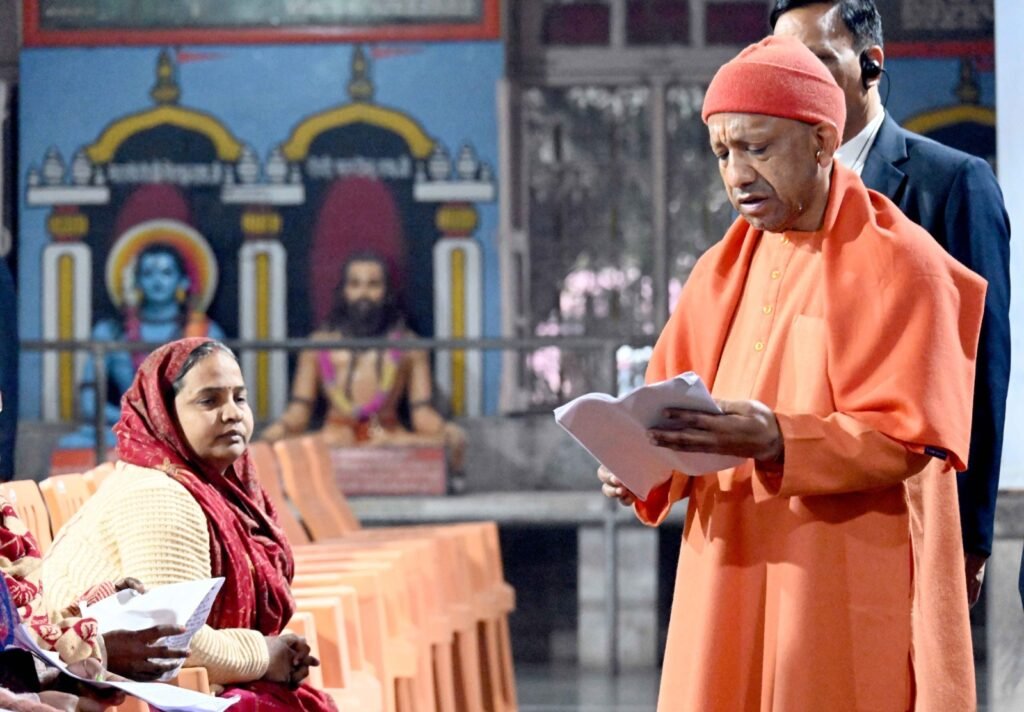 Janta Darshan: सीएम योगी की दो-टूक, कब्जामुक्त कराएं जमीन; बख्शे न जाएं भू माफिया