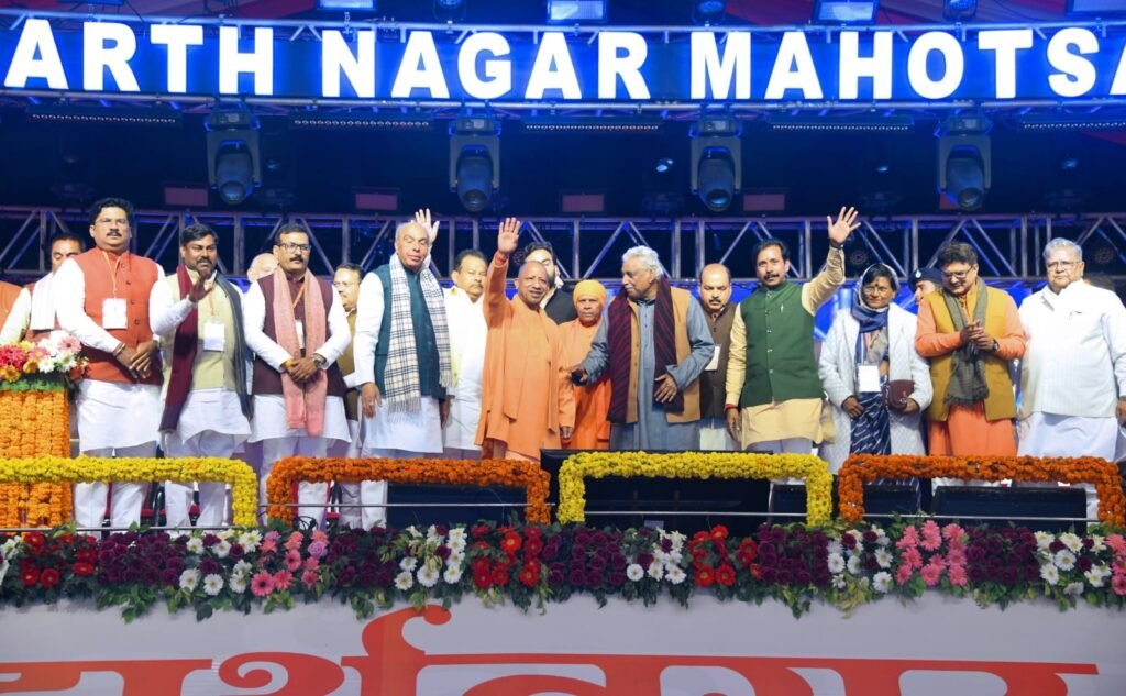 UP: सिद्धार्थनगर महोत्सव का शुभारंभ, सीएम योगी बोले- 25 करोड़ की आबादी को परिवार मानकर...