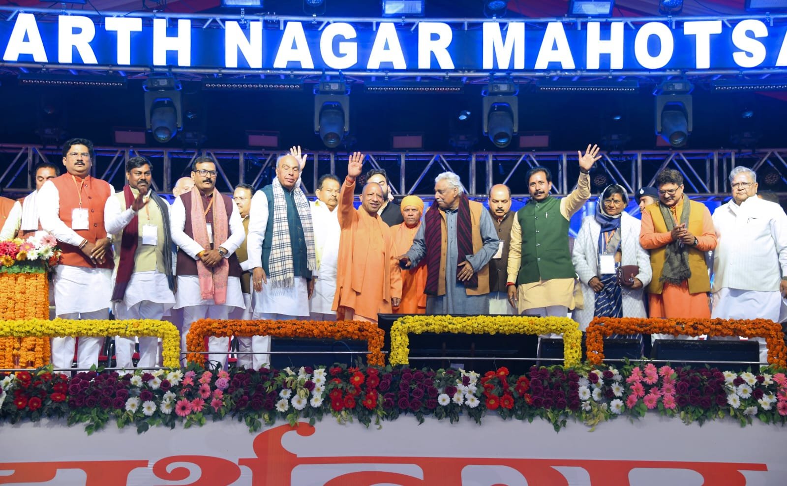 UP: सिद्धार्थनगर महोत्सव का शुभारंभ, सीएम योगी बोले- 25 करोड़ की आबादी को परिवार मानकर...