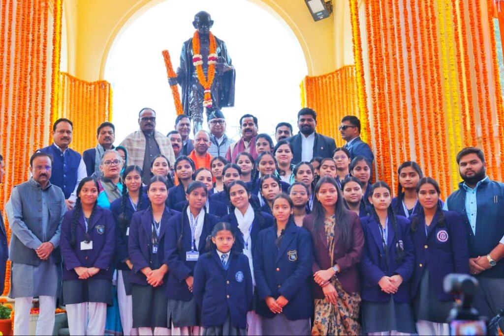 Lucknow: सीएम योगी ने बापू को किया नमन, गांधी प्रतिमा पर किया माल्यार्पण