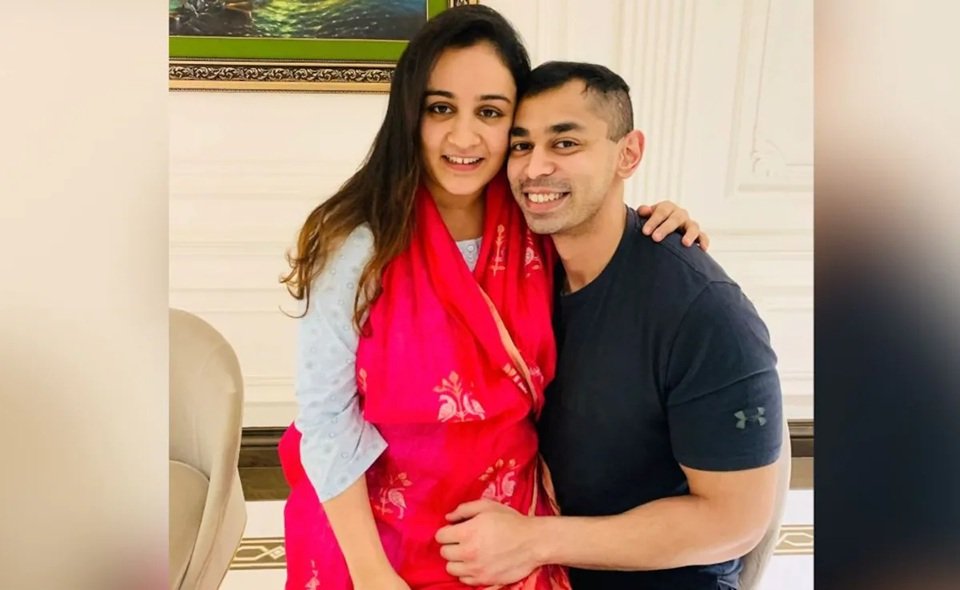 Prateek-Aparna: प्रतीक ने अपर्णा संग तस्वीर पोस्ट कर लिखा, 'ऑल इज गुड'