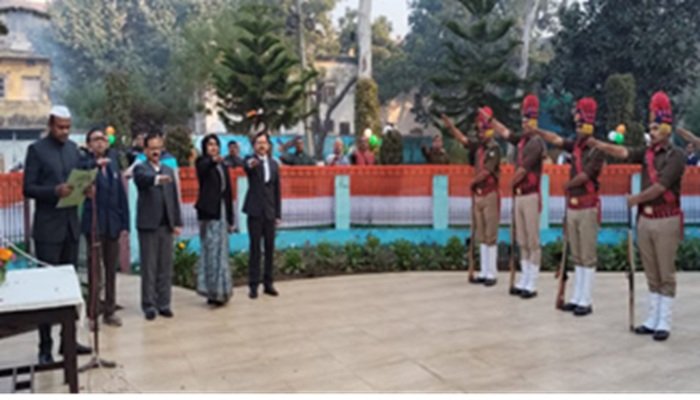 Republic Day 2026: बरेली मंडलायुक्त ने फहराया तिरंगा, संविधान के संकल्प को दोहराया